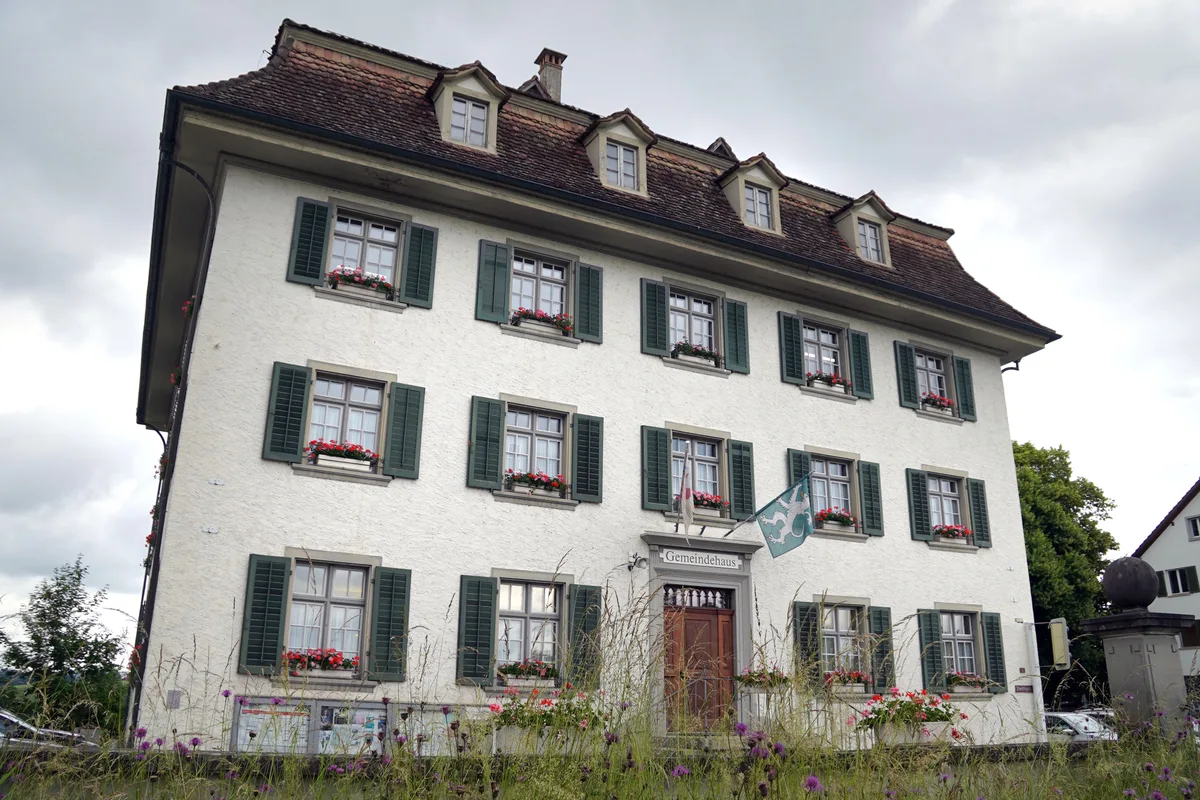 Aussenaufnahme des Gemeindehauses von Grüningen.